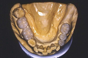 江崎デンタルクリニックトップ・シンボル